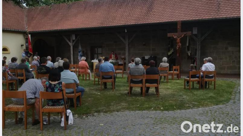 Das Kirchenpatrozinium in Kastl wurde mit einem festl. Gottesdienst samt Fahnenabordnungen gefeiert. Bild: rpp