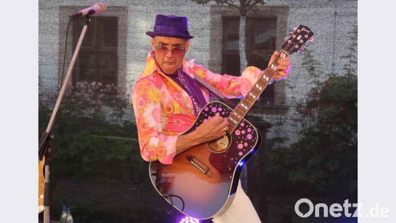 Johnny Gold steht seinen Mann selbst in schwierigen Zeiten und erobert seine Fans auch beim Sitzkonzert. Bild: Kunz