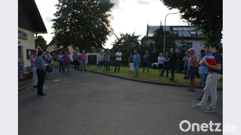 FFW-Kommandant Markus Kindl (Zweiter von links) versuchte den Fraktionsmitgliedern die Wunschliste der Ortsteilwehr näher zu bringen. Zweiter Bürgermeister Uli Münchmeier (rechts) informierte über die Kommandantenversammlung Anfang Juli im Rathaus. Bild: dob