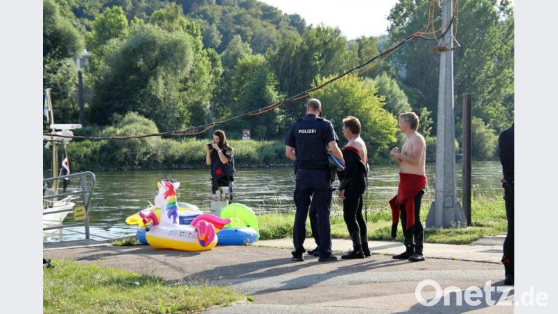 Mit solchen, für die Donau nicht geeigneten, aufblasbaren Gummitieren für Kinder, waren Mitglieder eines Tauchvereins im Kelheimer Hafen unterwegs - und brachten sich damit in eine gefährliche Situation. Bild: Auer Alexander