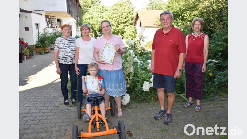 Für den kleinen Lennard gab es eine eigene Urkunde. Er machte zum ersten Mal Urlaub in Königstein, als er zehn Wochen alt war. Von links: Margarete und Elfriede Pilhofer, Lennard und Katja Twelker, Hans Koch und Heidi Ziegler. Bild: wku