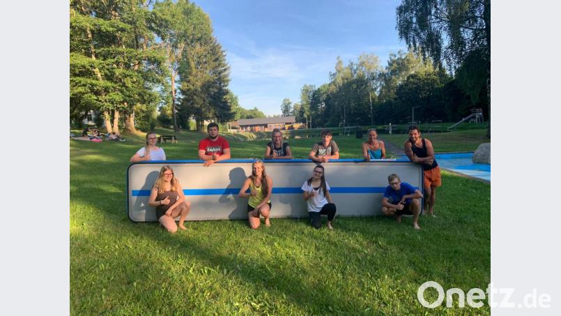 Im Freibad Selingau probierten die jungen Sportler der TSG-Aktiv ihre neue Airtrackmatte aus. Bild: soj