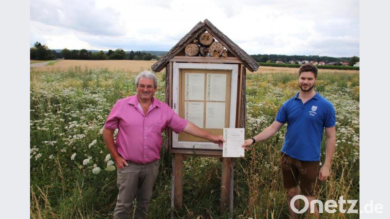 Der Kirwaverein Ettmannsdorf in Person von Tobias Jobst (rechts) hat die jüngste Blühflächenpatenschaft übernommen, die von Manfred Beer (links) mit einer Urkunde bezeugt wurde. Bild: Thomas Dobler