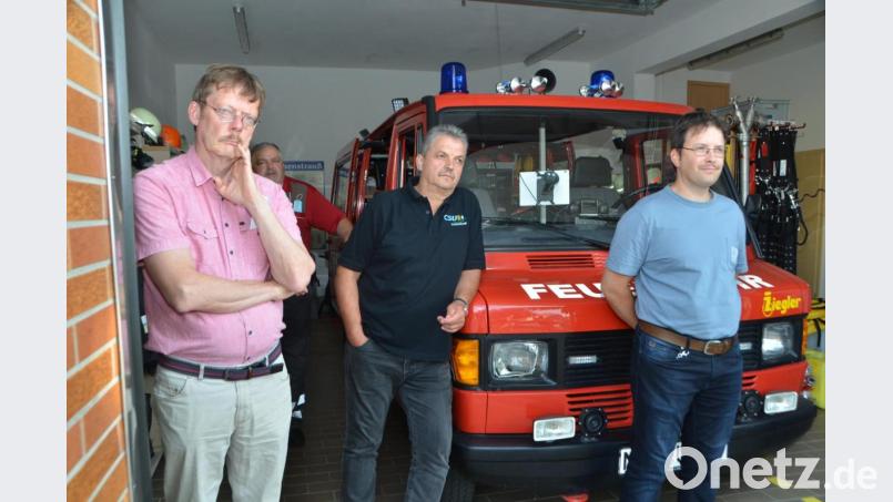 Oberlinds Kommandant Markus Kindl (rechts) machte den Stadträten und Fraktionsmitgliedern seinen Standpunkt deutlich. Volker Wappmann, Heinrich Rewitzer und Bürgermeister Andreas Wutzlhofer (von links), der trotz seines Urlaubs nach Oberlind zur Versammlung kam, waren ganz Ohr. Bild: dob