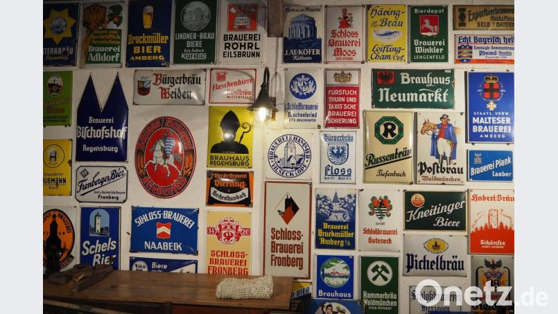 Eine ganze Wand ist für Bier-Reklame aus der Oberpfalz reserviert. Bild: bl