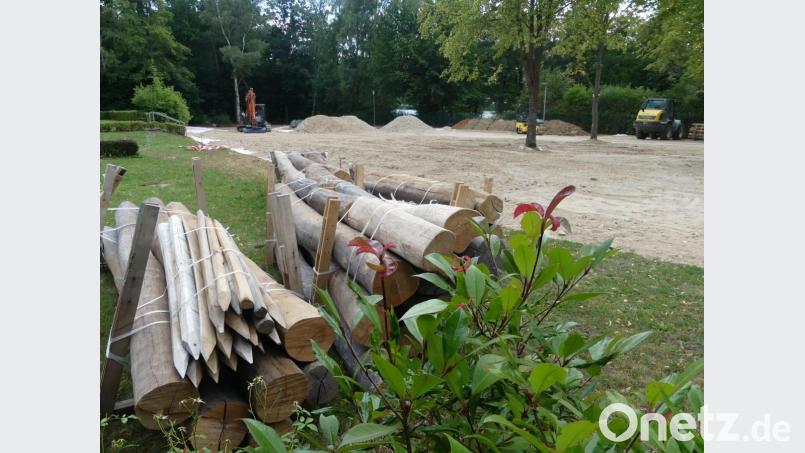 Für die Gestaltung der Adventure-Golfanlage liegt bereits ein reichhaltiges Sortiment an Baumaterial bereit. Bild: rn