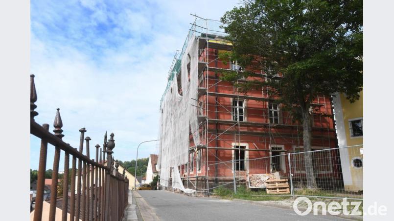 Schon lange sollten im Roten Schulhaus die Kinder statt der Bauarbeiter für Leben sorgen. Die Stadt will die Sanierung mit einem zweiwöchentlichen Jour fixe zu einem glücklichen Ende bringen. Bild: Gabi Schönberger
