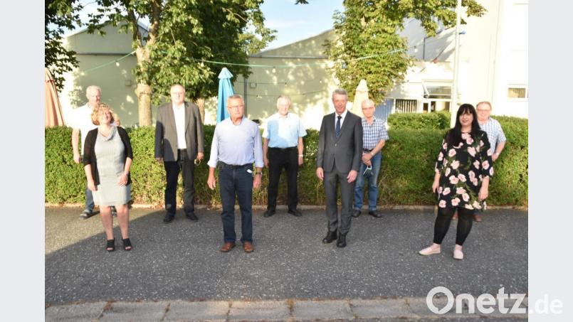 Die Leiter der Ortsverkehrswacht PD Klaus Müller und Josef Wittmann mit ihren Vorstandskollegen sowie Stadträtin Stefanie Sperrer (vorne, rechts) und Alois Lukas (hinten, Mitte) sowie Margit Walter vom Schulamt Neustadt/Weiden (vorne, links). Bild: hcz