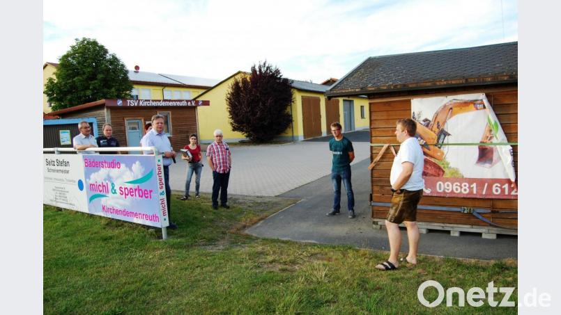 Bei einem Ortstermin beim Sportplatz sucht der Gemeinderat nach einem neuen Stellplatz für den Verkaufsstand (rechts). Die Räte einigen sich l auf eine Stelle, die vom derzeitigen Standort nicht weit weg ist. Bild: sm