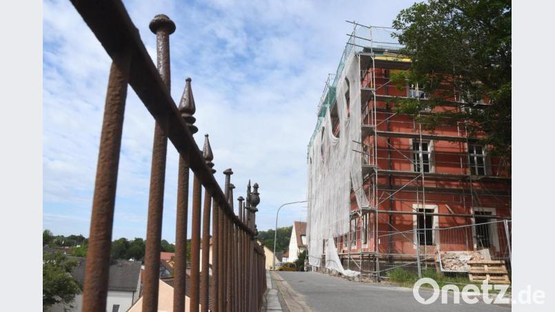 Noch zieren Gerüst und Planen die Fassade des markanten Roten Schulhauses in Neustadt. Bild: Gabi Schönberger