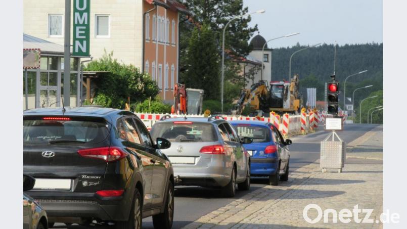 Bereits vergangenes Jahr wurde der Durchgangsverkehr in der Egerer Straße in und aus Richtung Grenzübergang per Ampelbetrieb geregelt. Dies wird in nächster Zeit wieder der Fall sein, wegen weiterer Straßenbauarbeiten. Ab Mitte September der Abschnitt von der Münchenreuther Straße bis zum Kassecker-Gebäude unterhalb der Stadthalle für einige Tage komplett gesperrt. Archivbild: kgg