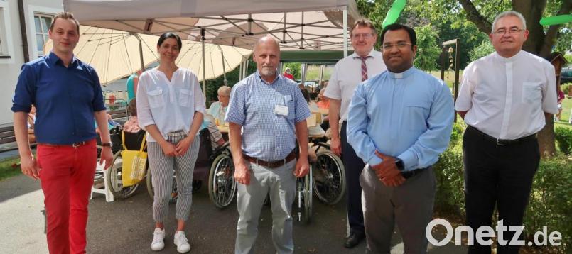Mit einigen Ehrengästen feiern Bewohner und Personal des BRK-Seniorenheims St. Ägidius Vilseck ein kleines, aber feines Sommerfest (von links): BRK-Kreisgeschäftsführer Sebastian Schaller, Pflegedienstleiterin Tanja Schallmaier, Einrichtungsleiter Jürgen Stegmann, Bürgermeister Hans-Martin Schertl, Pater Robin Xavier und Diakon Dieter Gerstacker. Bild: rha