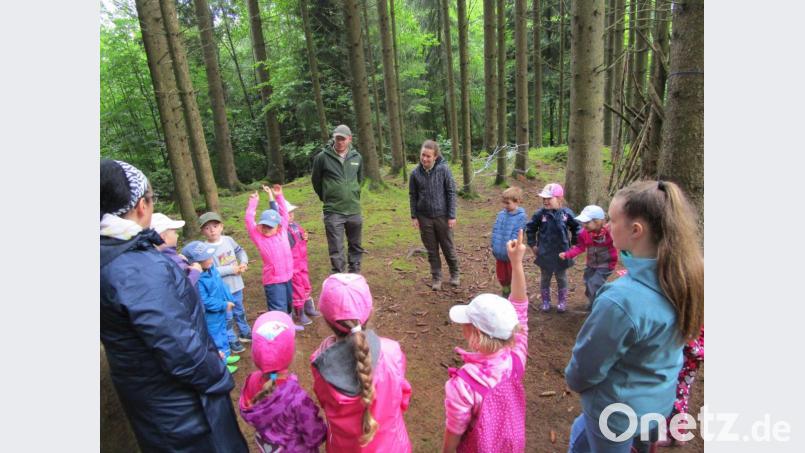 Ranger Jonas und Rangerin Marie erlbeten hier mit den Kindern der &quot;Roten Gruppe&quot; den Wald mit ganz anderen Augen. Bild: fks