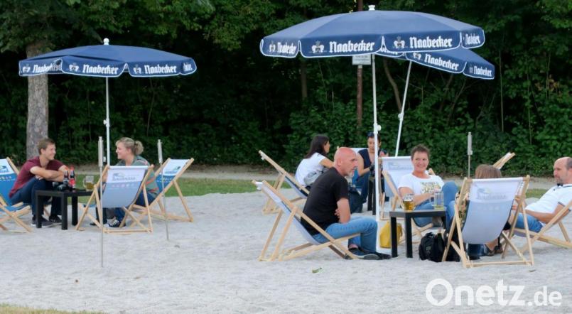 Die Kinobesucher machen es sich auf dem Sandstrand im Schwandorfer Stadtpark gemütlich. Bild: Hirsch