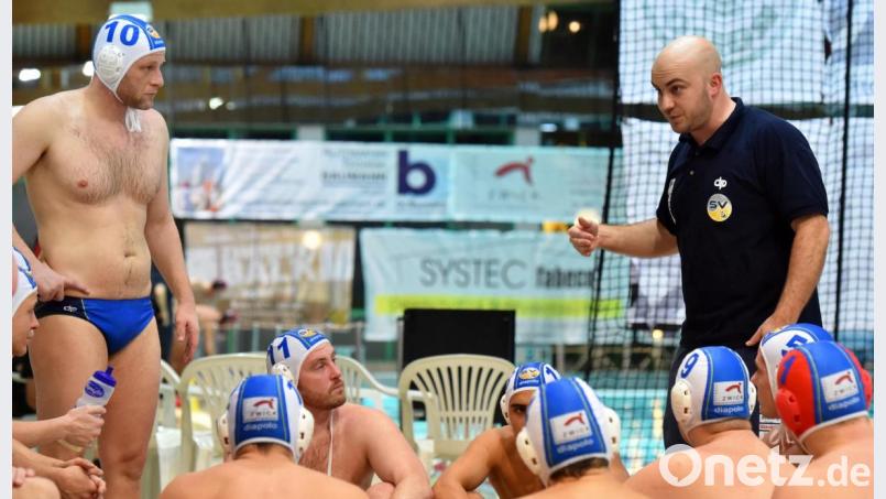 Halbzeitbesprechung bei einem Punktspiel: Die Wasserballer des SV Weiden und Trainer Thomas Aigner wissen nicht, ob und wann die Bundesligasaison fortgesetzt wird. Trockentraining ist derzeit angesagt. Bild: A. Schwarzmeier