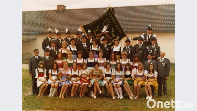 Der Jubelverein von 1970 mit seinem Mitarbeiterstab und den Festdamen: Vorne Mitte Fahnenbraut Maria Koppmann, links Pfarrer Ludwig Bock. 14 der abgebildeten Personen sind bereits verstorben. Archivbild: bk
