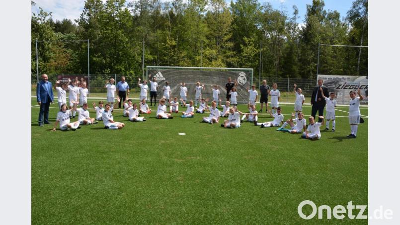 34 Kinder nahmen auf Einladung des ATS Mitterteich an der fünftägigen Real-Madrid-Fußballschule in Steinmühle teil. Im Bild (von links) Sportstadtverbandsvorsitzender Peter Haibach, Zweiter Bürgermeister Johann Brandl, die beiden Trainer Ercüment Mus und Tim Blaga sowie ATS-Vorsitzender Andreas Dreßel und Bürgermeister Stefan Grillmeier. Bild: jr