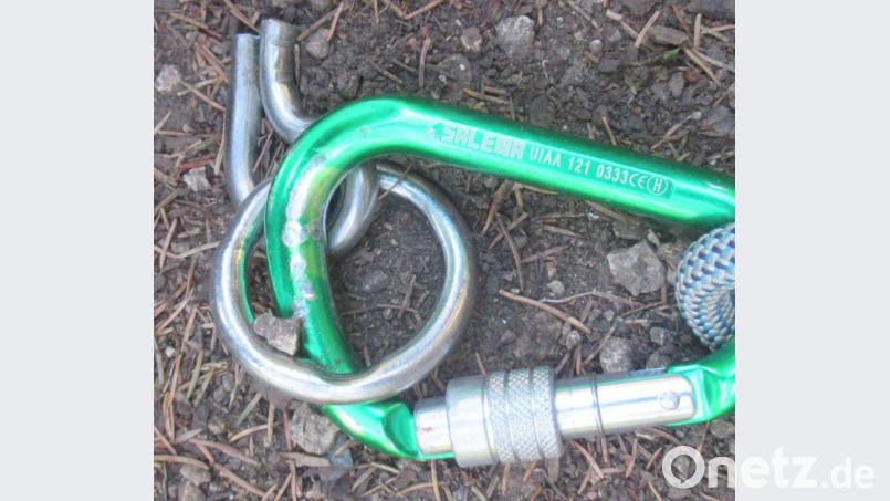 Der Umlenkhaken, das silberfarbene Metallteil oben links, ist gebrochen: So etwas habe er noch nie gesehen, sagt Markus Arnold von der Bergwacht Amberg. Bild: Polizeiinspektion Amberg