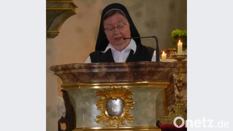 Schwester Dominica Michalke bedankte sich für die Spenden aus der Pfarrei Schwarzhofen. Bild: mad