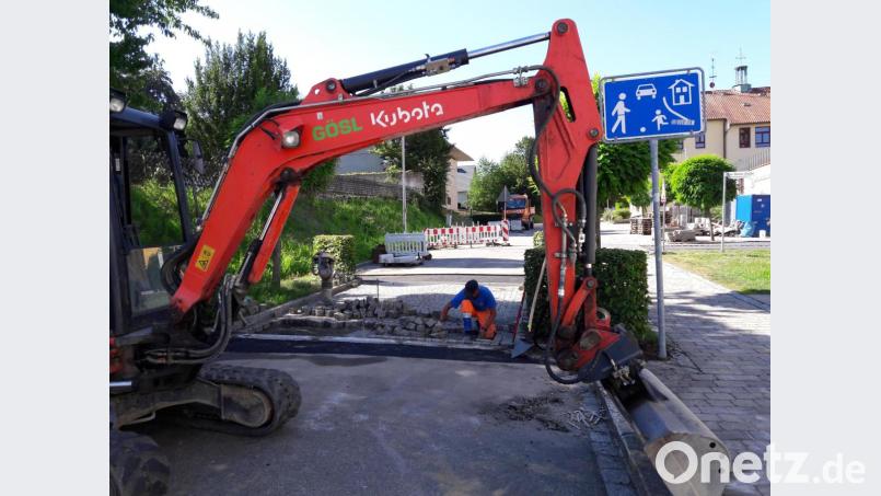 Der städtische Bauhofmitarbeiter Jörg Fikus ist ein exzellenter Fachmann, wenn es um Straßen- und Pflasterarbeiten geht. Die Aufpflasterung zum verkehrsberuhigten Bereich an der Grundschule verlangten geradezu nach einer Erneuerung. Bild: dob