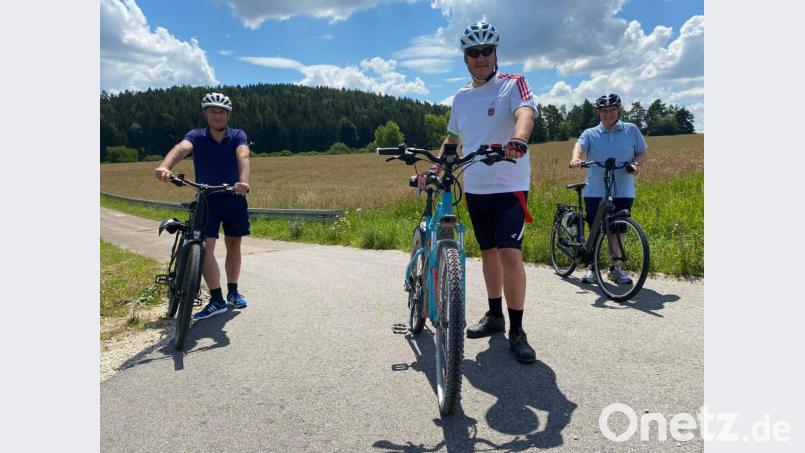 Drei Urlauber in der Oberpfalz: Mehrfach waren in den vergangenen Wochen Ministerpräsident Markus Söder (Mitte) sowie der Finanzminister und Oberpfälzer CSU-Vorsitzende Albert Füracker (links) gemeinsam beim Radeln in der Oberpfalz. Bei dieser Tour war zudem Staatskanzleichef Florian Herrmann mit dabei. 	Bild: Söder/privat Bild: Söder/Privat