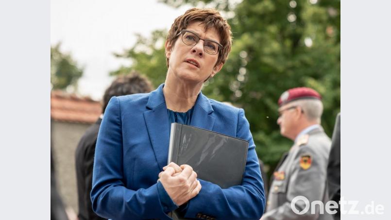 Der bayerische Wirtschaftsminister Hubert Aiwanger (Freie Wähler) und Bundesverteidigungsministerin Annegret Kramp-Karrenbauer (CDU) stellten am Freitag Unterstützung für Vilseck in Aussicht. Archivbild: Michael Kappeler/dpa