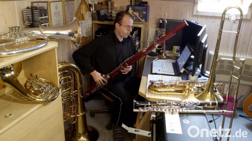 Ein Blick ins Homeoffice von Markus Werner: Für den digitalen Musikunterricht liegen die verschiedenen Instrumente griffbereit, die Noten für die Schüler zeigt er ebenfalls digital an. Bild: Markus Werner/exb