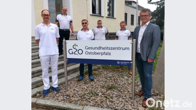 Bürgermeister Martin Birner (rechts) und die die BRK-Vertreter (hinten, von links) Toni Seidl, Patrick Wolf und Maximilian Lang führten Walter Heigenhauser (links) als neuen Bereitschaftsarzt ein. Andreas Beer (Dritter von links) erhielt die goldene Ehrenamtskarte. Bild: exb