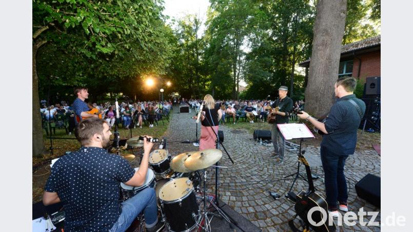 Die Band &quot;Treibhauz&quot; hat bei der Serenade im Park der Stützelvilla ihren ersten Auftritt heuer. Dem Publikum gefiel&#039;s. Bild: bey
