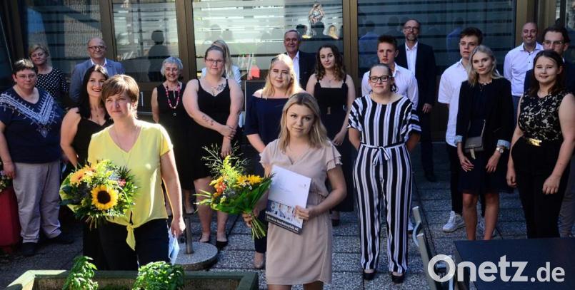 Sie haben in einer krisengeschüttelten Zeit alle ihr Bestes gegeben: Die Absolventen der Berufsfachschule für Krankenpflegehilfe. Die beiden Prüfungsbesten Kerstin Angerer-Soares (links) und Franziska Buckenleib haben Blumen bekommen. Bild: Kunz