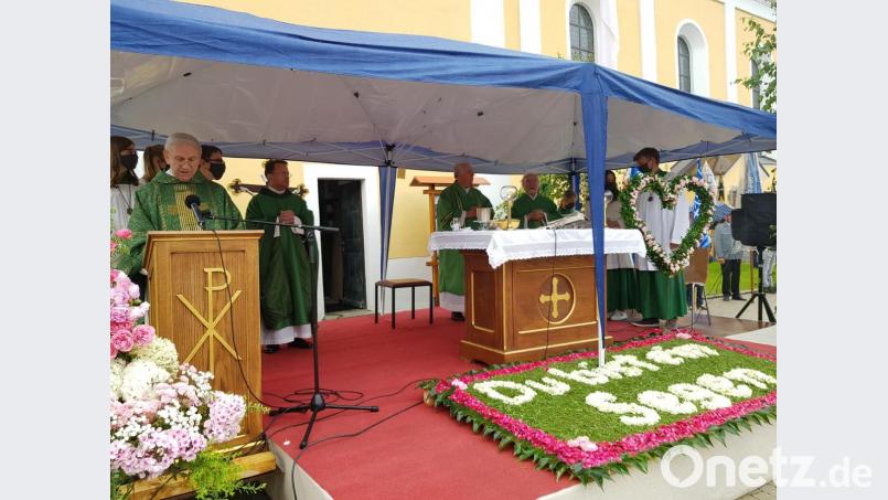 Mit einem Festgottesdienst verabschiedet sich die Pfarrei Moosbach von Pfarrer Josef Most (links). Bild: gi