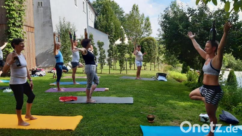 Beim Bieryoga wird aus dem Baum der Bierbaum. Yogalehrerin Claudia Pöllath macht&#039;s vor. Bild: Lowak