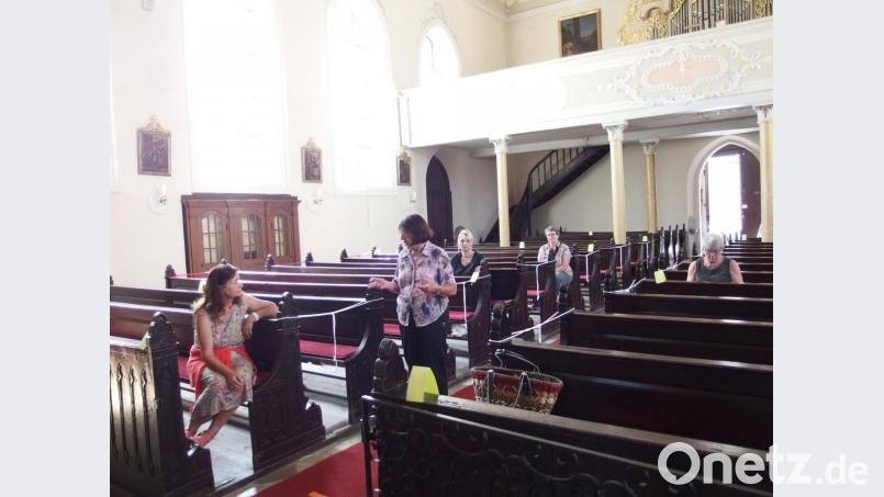 Leonore Böhm erläutert die Altäre der Alten Pfarrkirche. Bild: exb