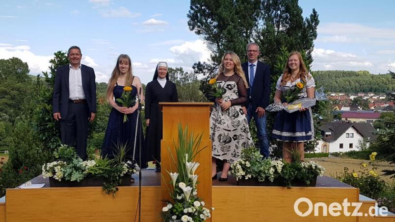 Die Besten der Klasse 10b sind (vorne, von links) Larissa Kraußer, Constanze Lindner und Sophia Neukam. Hinten Bürgermeister Joachim Neuß, Schwester Lioba und Elternbeiratsvorsitzender Markus Weber. Bild: exb