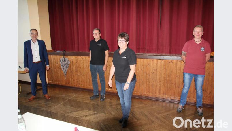 Regina Gerl (Zweite von rechts) ist neue Vorsitzende des Turnvereins Waldsassen. Benjamin Fischer (rechts) wurde zum Dritten Vorsitzenden gewählt, Karlheinz Lutz (Zweiter von links) wurde als Kassierer bestätigt. Die Wahlen leitete Bürgermeister Bernd Sommer (links). Bild: kro