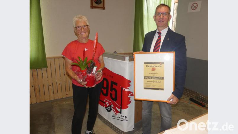 Aus &quot;Wertschätzung des Vereins&quot; ernannte Thomas Mikolei die Leichtathletikspartenleiterin Hannelore Ott zum Ehrenmitglied des SC Eschenbach. Bild: rn