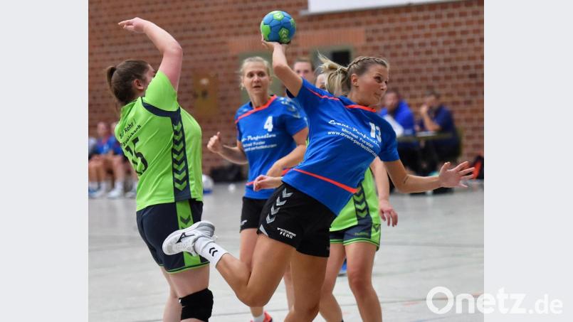 Jenni Hermann (am Ball) stieg mit dem HC Weiden vor einem Jahr in die Bezirksoberliga auf. Bild: af