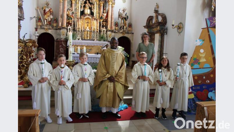 Insgesamt sechs Kinder feiern Erstkommunion in Utzenhofen (vorn, von links): Leopold Fromm, Tobias Wittmann, Timm Eichhorn, Pfarrer Peter Lungu, Simon Geitner, Noah Singer, Elias Franz sowie Pfarrgemeinderatssprecherin Gudrun Fischer (hinten). Bild: aun