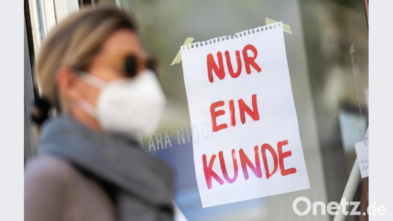 So ist es richtig: Wer ein Geschäft betritt, muss einen Mund-Nase-Schutz tragen. Wer das nicht tut, kann mit einem Bußgeld belegt werden. In letzter Zeit ranken sich Geschichten um Corona-Kontrolleure, die Geschäftsleute austricksen wollen. Symbolbild: Peter Kneffel/dpa
