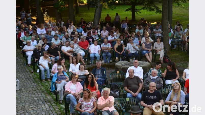 Die Band &quot;Treibhauz&quot; hat bei der Serenade im Park der Stützelvilla ihren ersten Auftritt heuer. Dem Publikum gefiel&#039;s. Die Besucher nahmen dafür strenge Hygienevorschriften in Kauf und nahmen auf nummerierten Stühlen Platz. Bild: bey