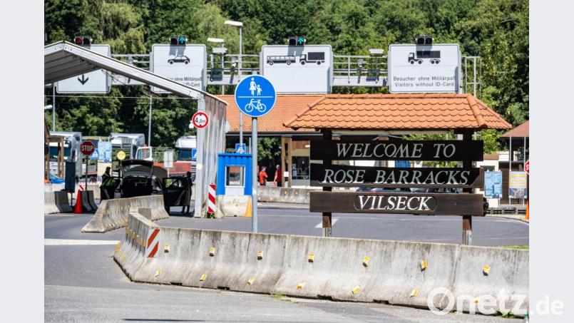 &quot;Welcome to Rose Barracks Vilseck&quot; steht auf einem Schild vor der Zufahrt des Truppenübungsplatzes Vilseck. Bild: Armin Weigel/dpa