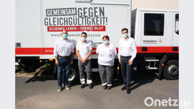 Zufrieden blicken die Leiter der Pressather BRK-Bereitschaft, Thomas Rauch und Andrea Fürst (Zweiter und Dritte von links), auf den ersten Pressather Blutspendetag nach der Corona-Zwangspause zurück. Finanziell unterstützt werden sie dabei vom Pressather Gewerbering (links und rechts: Vorsitzender Martin Pepiuk, Schatzmeister Michael Schelkshorn). Bild: bjp