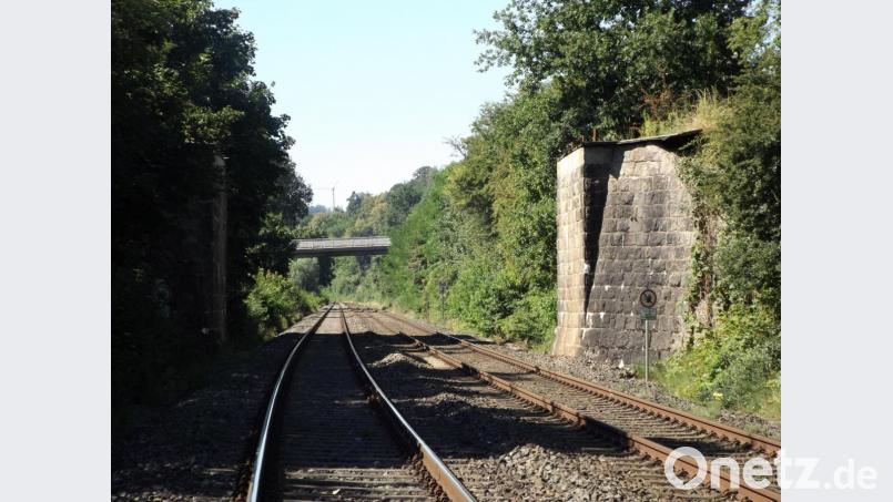 Die Bahntrasse in Iffelsdorf soll wieder auf einer fußläufigen Brücke überquert werden können. Die Pfeiler der alten Brücke stehen noch. Die Wanderer werden sich freuen. Bild: bnr