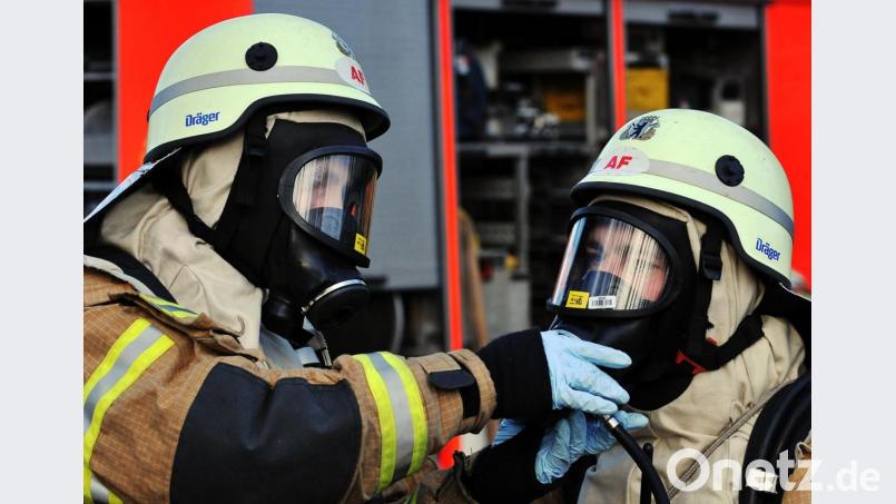 Einsatz mit schwerem Atemschutz (Symbolbild): Für die Ehrenamtlichen der Feuerwehr ist das Schwerstarbeit. Und die ist nicht selbstverständlich. Bild:  Paul Zinken/dpa