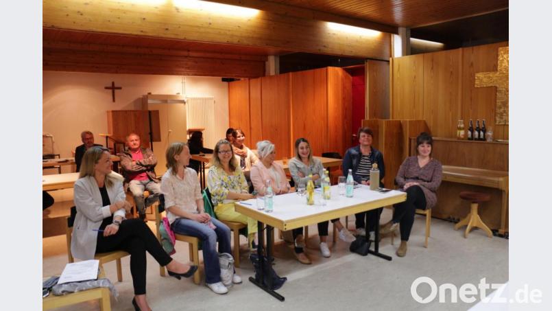 Das neue Team des Kinderhauses war fast vollständig anwesend: (von links) Leiterin Daniela Preißinger, Sybille Glückschalt, Tatjana Fries, Lisa Speth, Sabrina Wohlrab, Köchin Birgit Pinzer und Julia Riedel. Bild: rpp