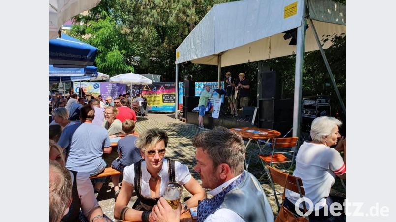 Musik, Brotzeit und kühle Getränke während der Coronakrise: Der VAZ-Biergarten in Burglengenfeld darf nun doch weiterhin Konzerte veranstalten. Bild: Alexander Maienschein/exb