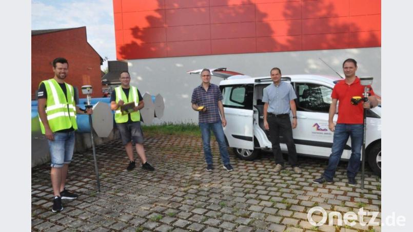 Stadtwerke-Betriebsingenieur Dipl.-Ing. (FH) Stefan Prüfling (Zweiter von rechts) und sein Netzdokumentations-Team Artur Marx (von links), Martin Fischer, Dietmar Riedl und Michael Gradl. Bild: Karoline Gajeck-Scheuck/exb