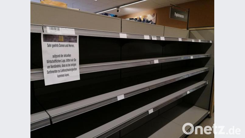 Wegen der Coronakrise neigen viele Verbraucher zu unsolidarischen Hamsterkäufen, obwohl Politiker immer wieder versichern, dass der Nachschub an alltäglichen Gütern gesichert sei. Wie in diesem Supermarkt in Weiden werden immer wieder Regale, vor allem die mit Toilettenpapier, leer gekauft. Bild: sr