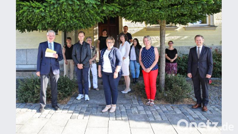 Da war die Freude groß. Bürgermeister und Trägervereinsvorsitzender Johannes Reger (links) hielt den Bescheid über die Staatliche Anerkennung in Händen. Schulleiterin Hannelore Doleschal (vorne, Mitte) freute sich mit dem ganzen Lehrerkollegium. Von der Partie war auch Landtagsabgeordneter Tobias Reiß. Bild: njn