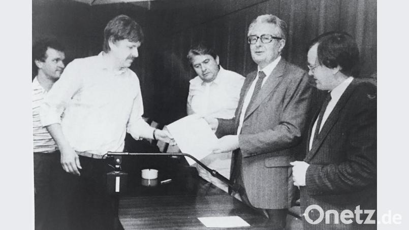 Das Bild zeigt die Übergabe der damals bekannten Fakten zum Skandal. Von links Roland Heidenblut vom BLLV, Rainer Christoph, Bürgerinitiative, Franz Fink, Hans-Jochen Vogel und MdB Ludwig Stiegler. Bild: cr